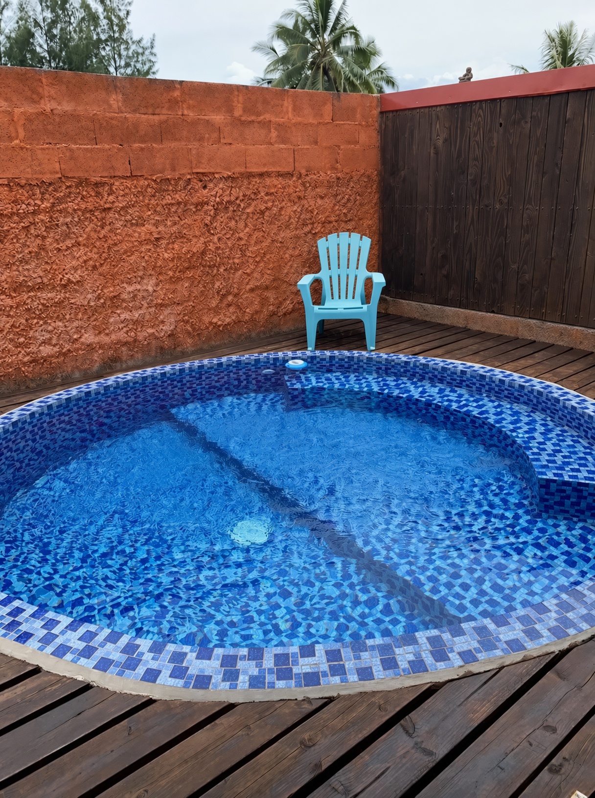Piscine ronde sur le deck en bois