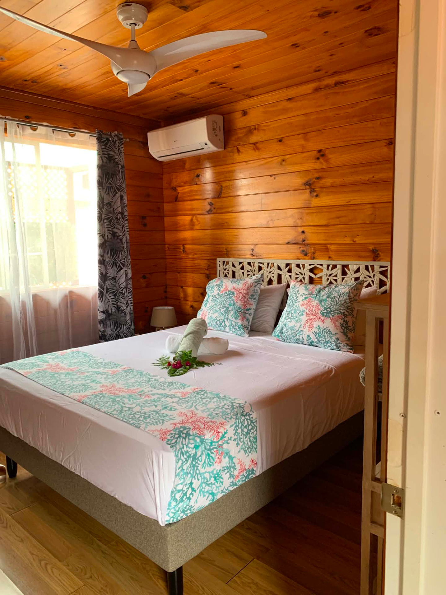 Chambre climatisée du rez-de-chaussée avec lit double et boiseries