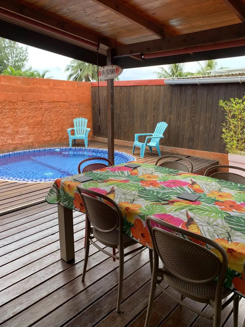 Terrasse couverte avec grande table à manger