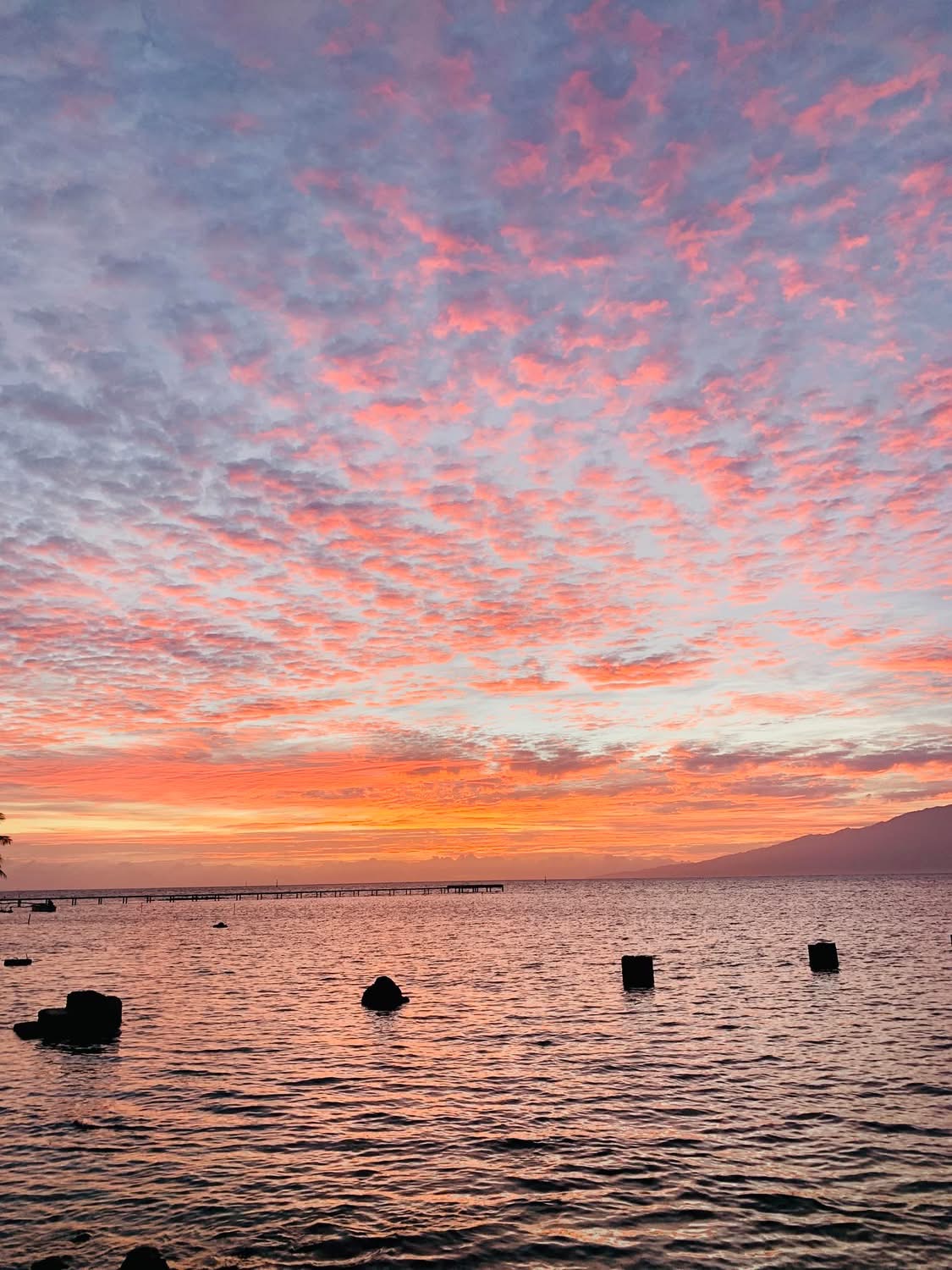 Coucher de soleil rose et orange sur le lagon de Moorea