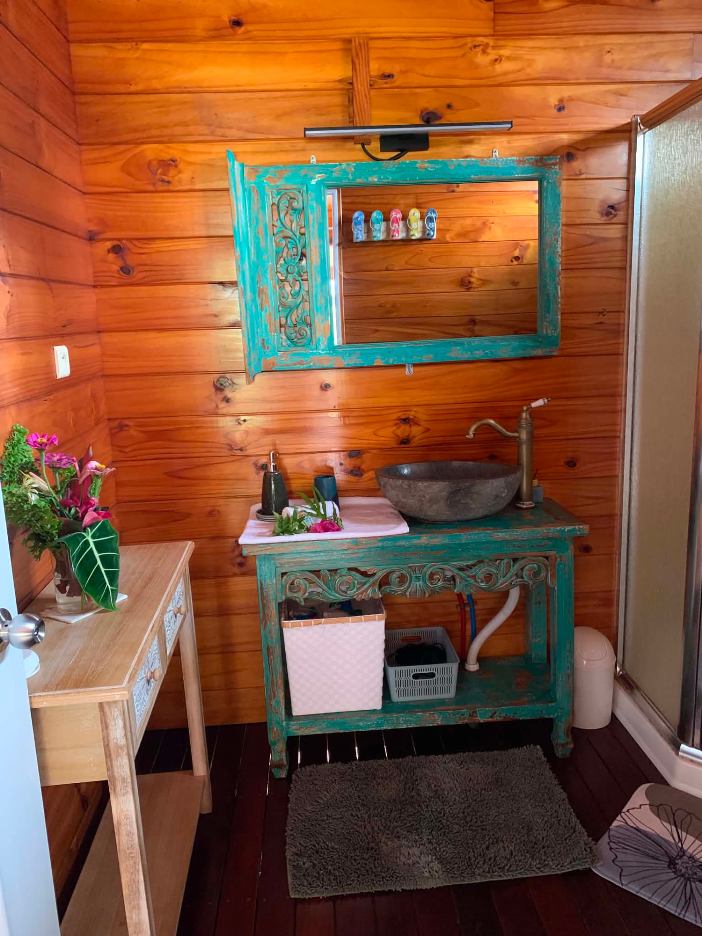 Salle de bain avec vasque en pierre et meuble turquoise