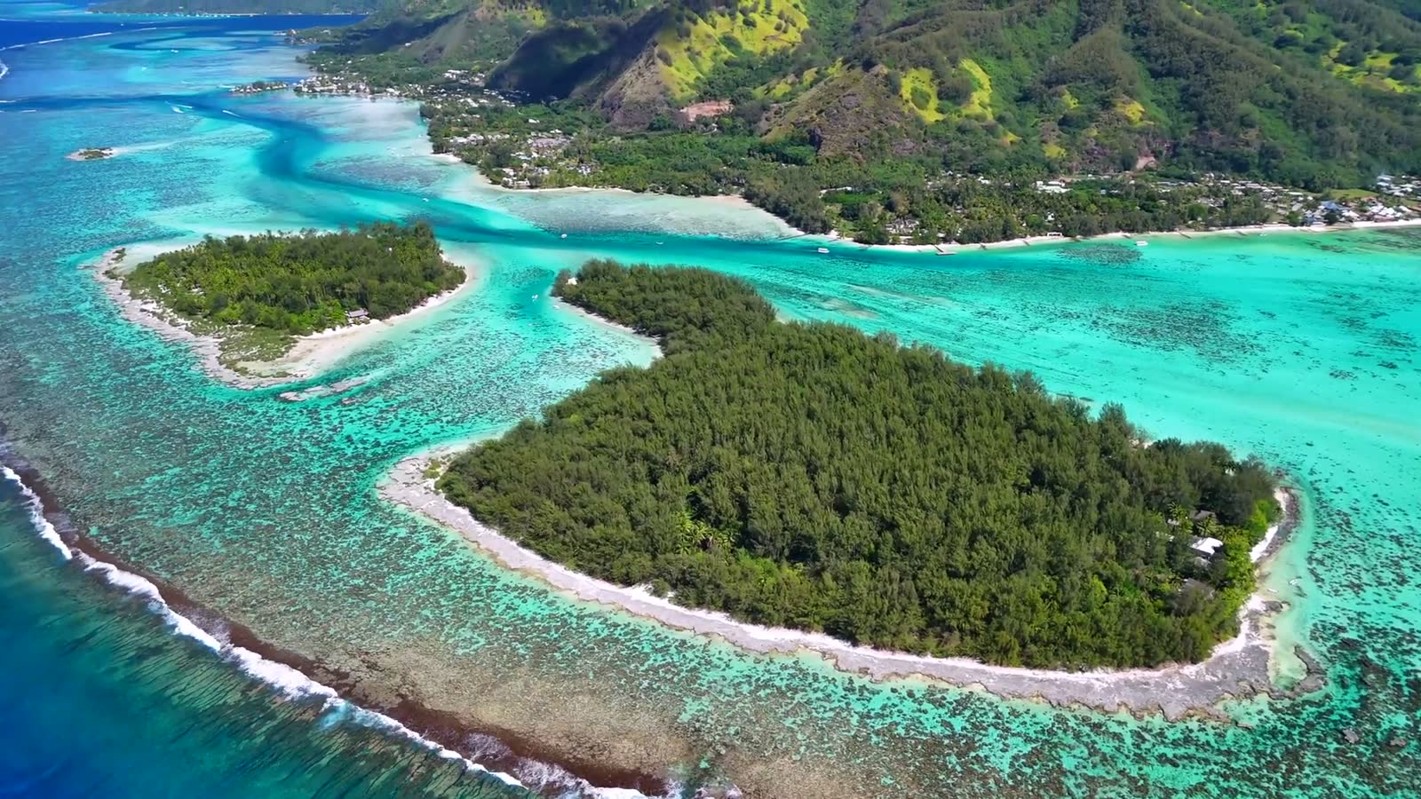 Vue aérienne du lagon et des montagnes de Moorea