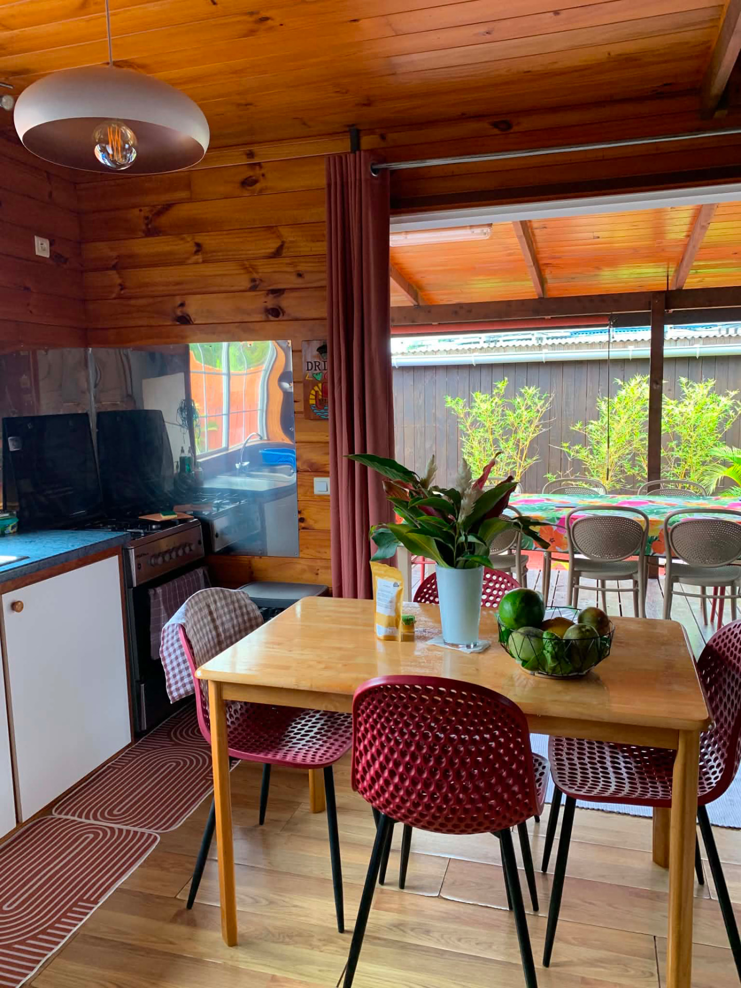 Cuisine équipée et salle à manger ouverte sur la terrasse
